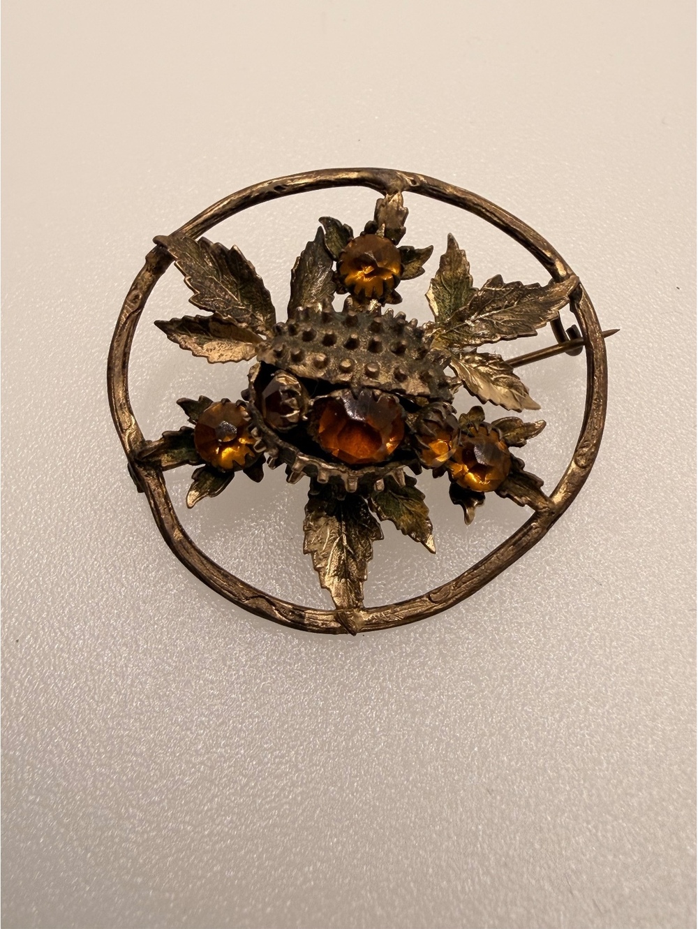 Leaf circle brooch